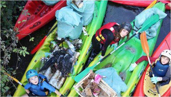 Les jeunes kayakistes et leur récolte de déchets lors de l'opération Nettoyons la nature
